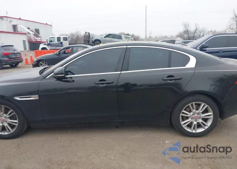 2019 Jaguar Xe 25T Premium из США, поврежденный, VIN SAJAD4FX1KCP49252